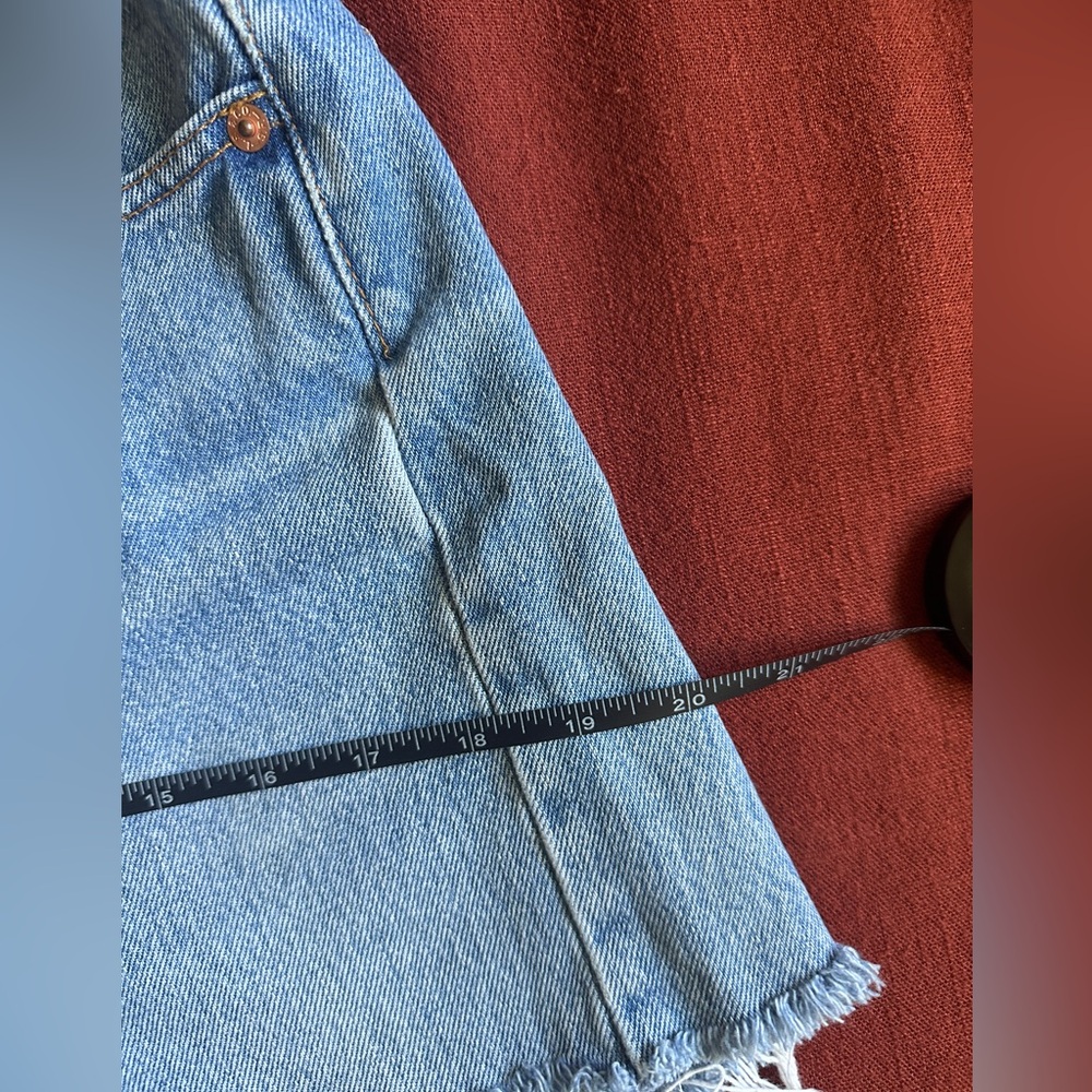 My (favorite) pair of vintage Levi’s shorts 😭 - Picture 3 of 14